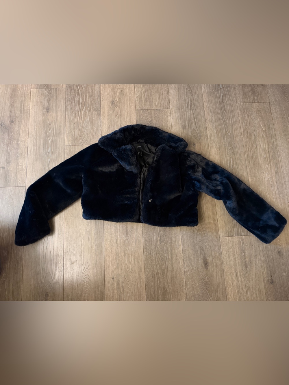 Women’s cropped black faux fur jacket medium forever 21